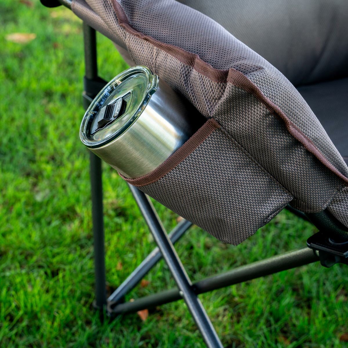 Lifestyle image showing a thermal flask in the chair's cup holder Lifestyle image showing a thermal flask in the chair's cup holder