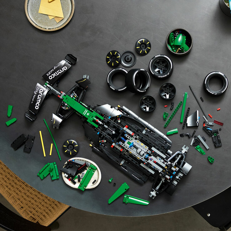 LEGO Technic Aston Martin Aramco AMR25 F1® Car - Model 42240 (18+ Years) LEGO Technic Aston Martin Aramco AMR25 F1® Car - Model 42240 (18+ Years)