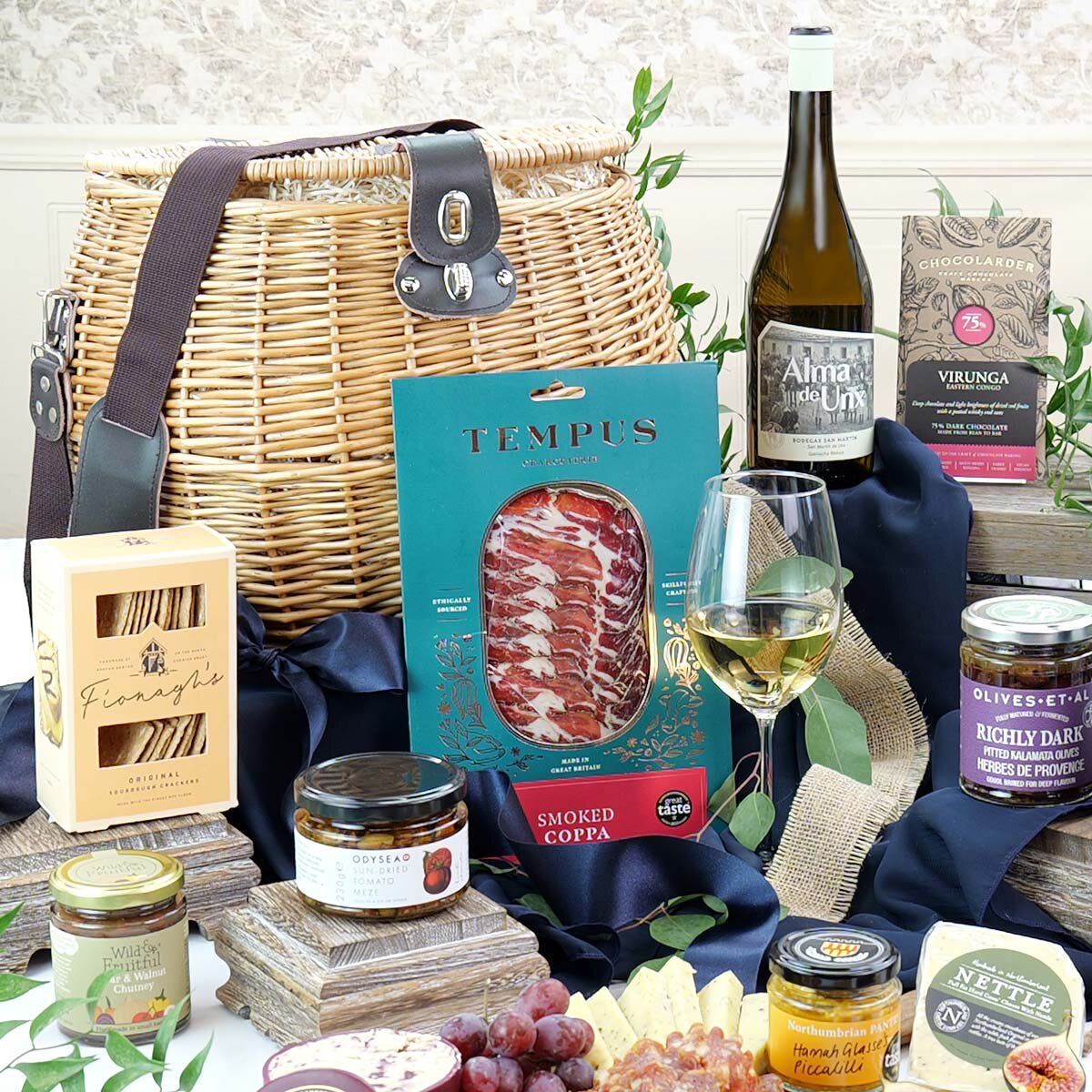 Heather & Bale The Alfresco Tapas & Wine Hamper