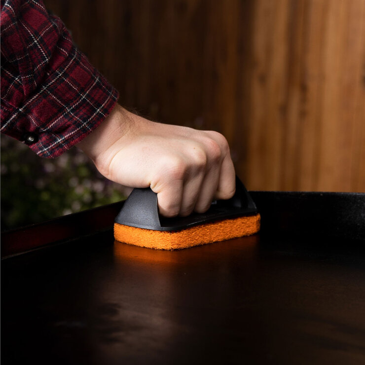 Blackstone scrub pad (Included)