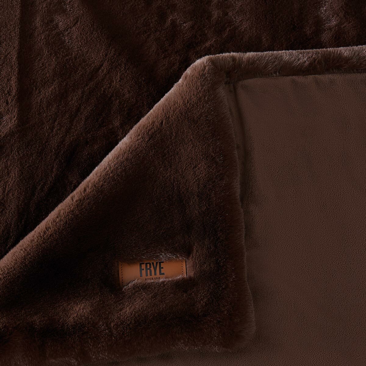 FRYE Luxe Faux Fur Throw in Brown, 152 x 177 cm