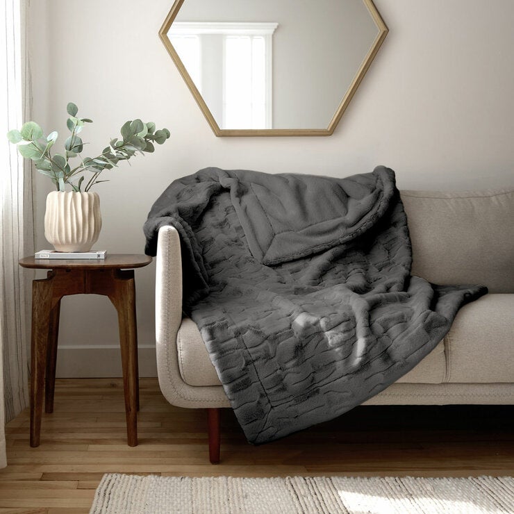 Safdie Luxury Faux Rabbit Fur Grey Throw, 127 x 178 cm Safdie Luxury Faux Rabbit Fur Grey Throw, 127 x 178 cm