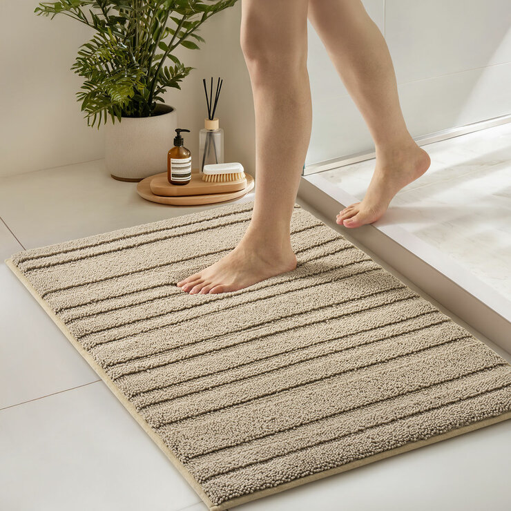 Evergrace Home Chenille Memory Foam Bath Mat in Taupe, 61 x 91 cm Evergrace Home Chenille Memory Foam Bath Mat in Taupe, 61 x 91 cm