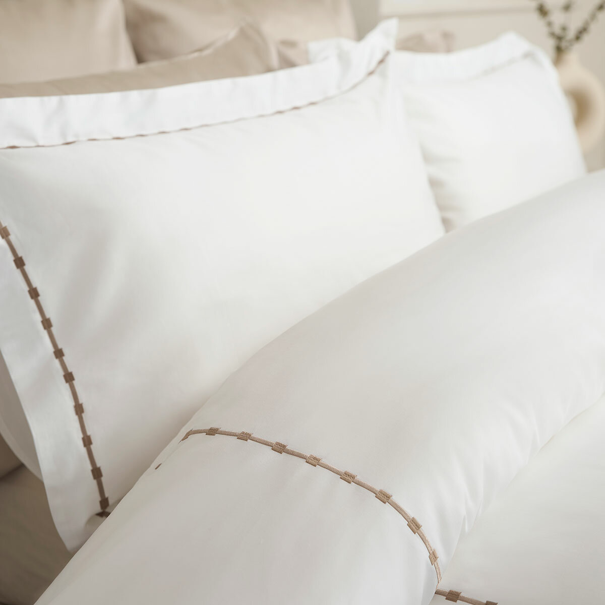 Belledorm Vivaan 300 Thread Count Cotton Sateen Bedding Set in 4 Sizes