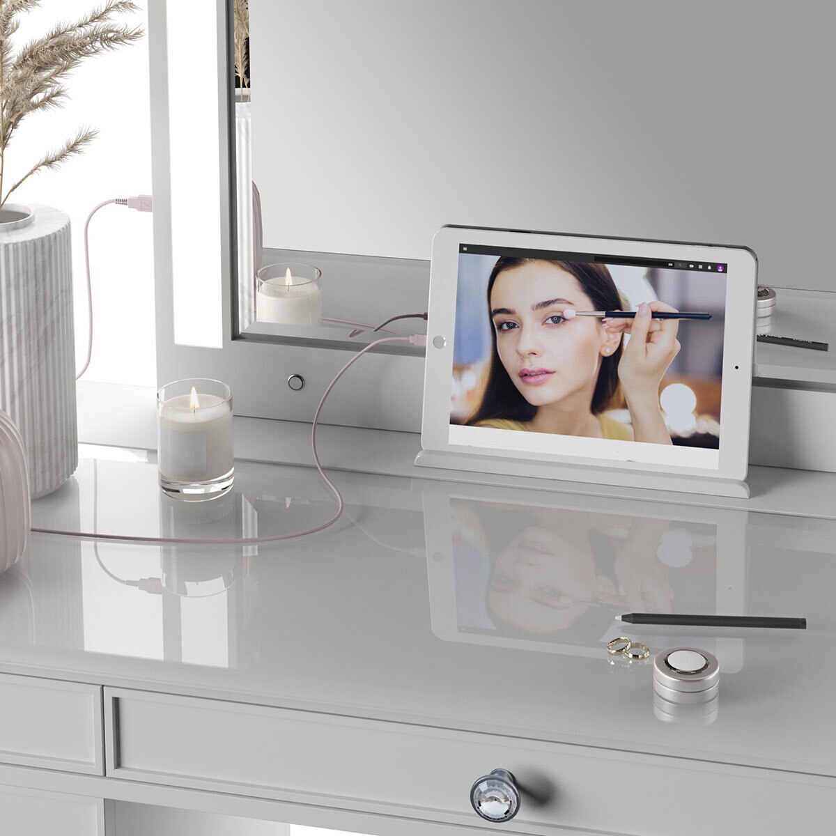 Tresanti VANITY TABLE WITH LED LIGHTED MIRROR