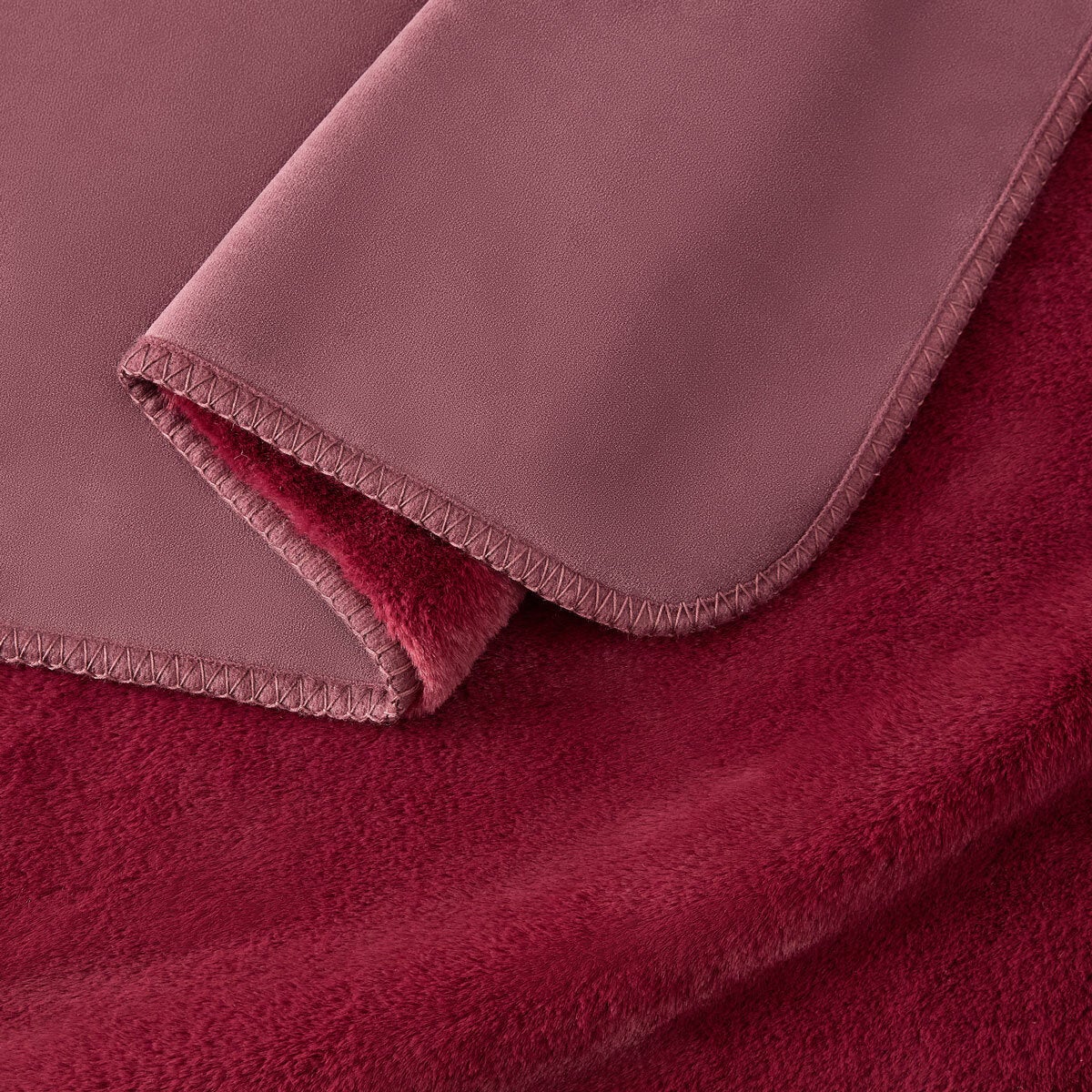 Casual Living Luxe Red Throw, 127 x 178 cm Casual Living Luxe Red Throw, 127 x 178 cm