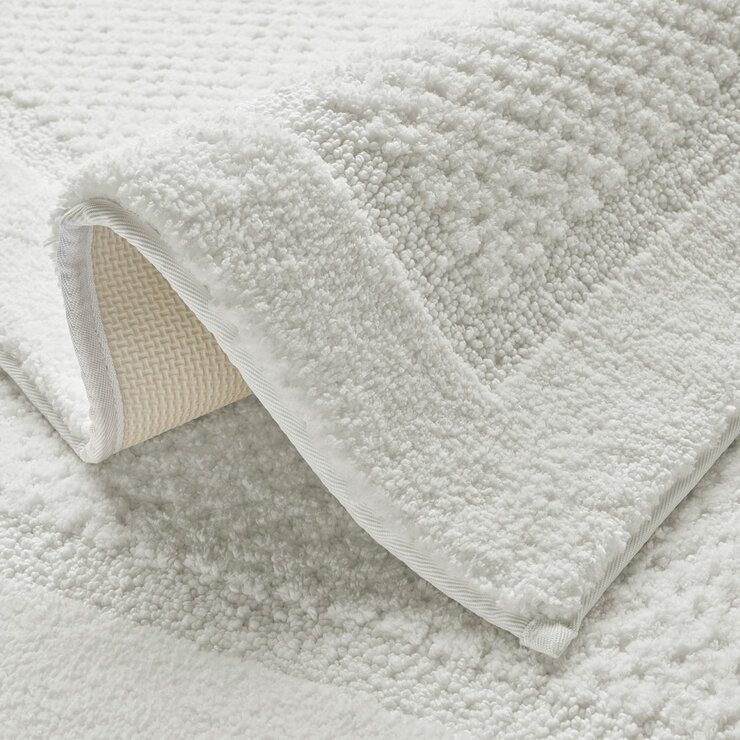 White bath mat with a textured surface and non‑slip backing