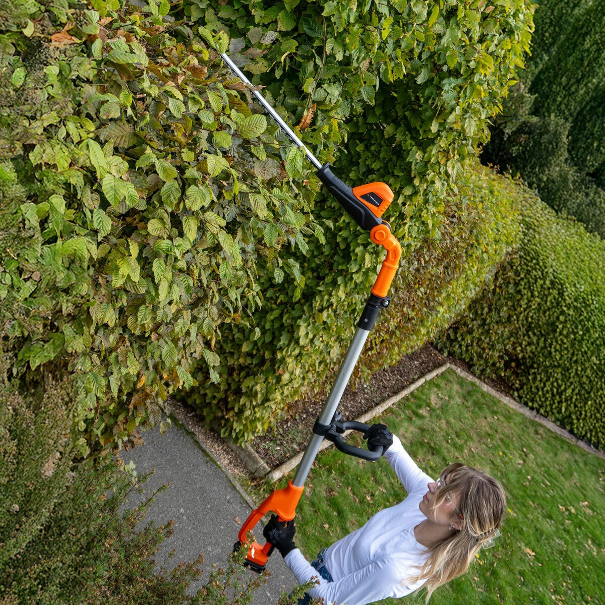Yard Force 20V 2.0Ah Cordless Pole Hedge Trimmer 45cm Yard Force 20V 2.0Ah Cordless Pole Hedge Trimmer 45cm