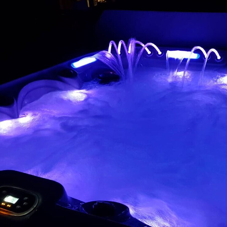 Blue Whale Spa Royal Beach 110Jet 6 Person Hot Tub Delivered and
