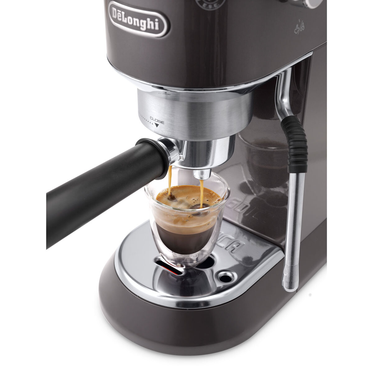 Close up image of espresso from Delonghi Dedica Atre EC885.GY