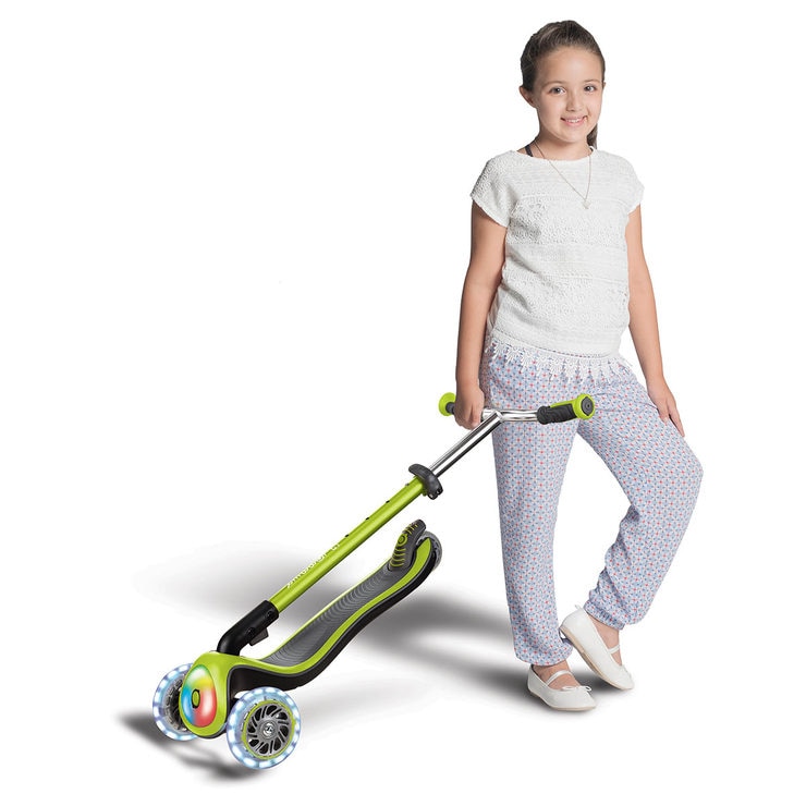 Globber elite prime lifestyle image Globber elite prime lifestyle image