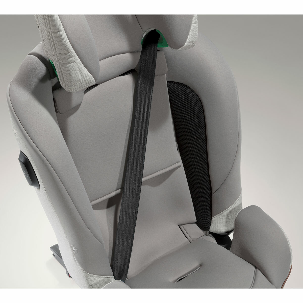 Studio image of the seat belt going across the chair