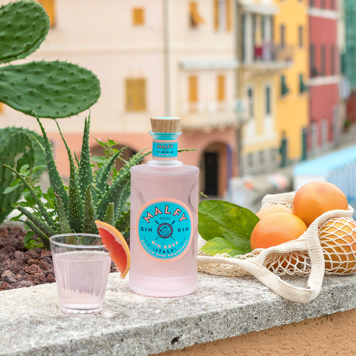 Malfy Gin Rosa, 70cl infront of colourful buildings
