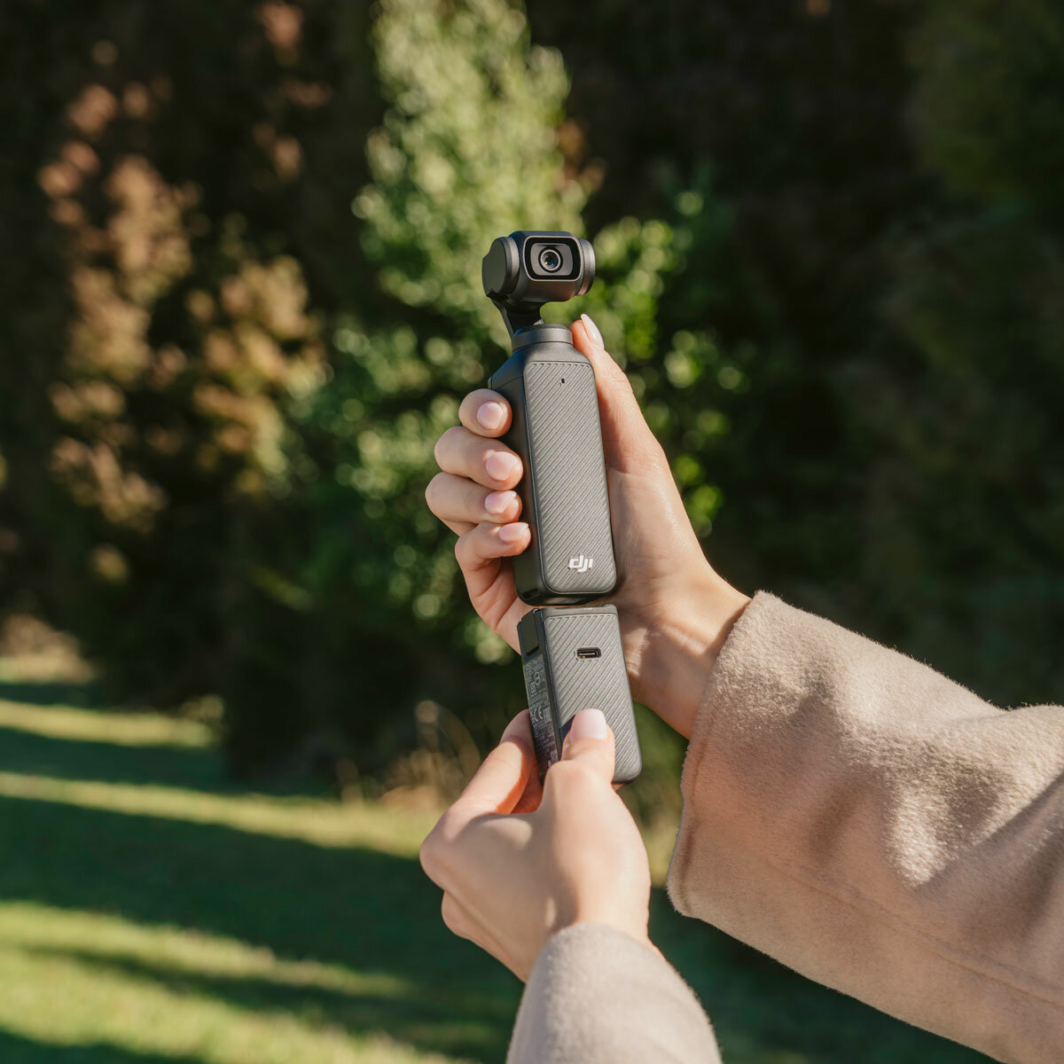 DJI Pocket 3 Vlogging Camera 4K Video and 128GB Samsung microSD Card