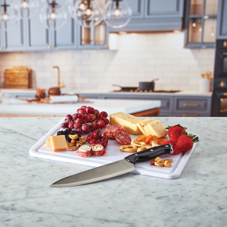 lifestyle image of snacklebox with food