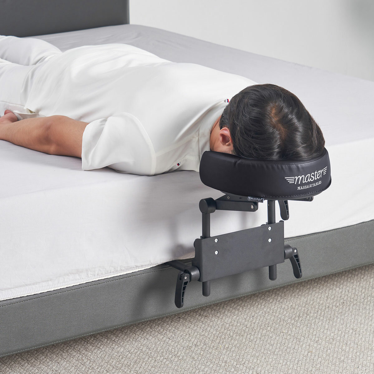 Lifestyle image of someone using the headrest