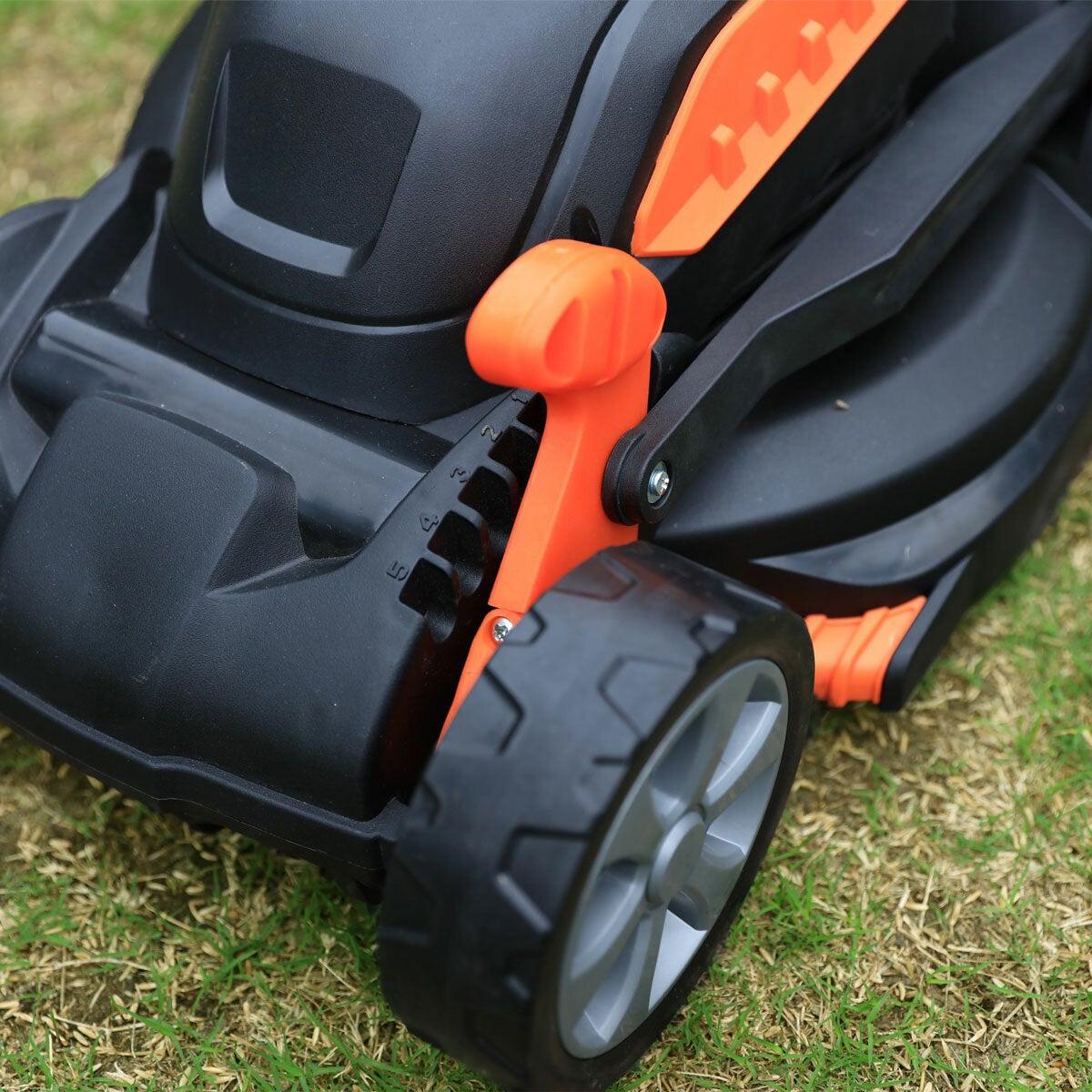 Yard Force 20V 33cm Brushless Cordless Mower & 20V 25cm Line Trimmer Bundle Yard Force 20V 33cm Brushless Cordless Mower & 20V 25cm Line Trimmer Bundle