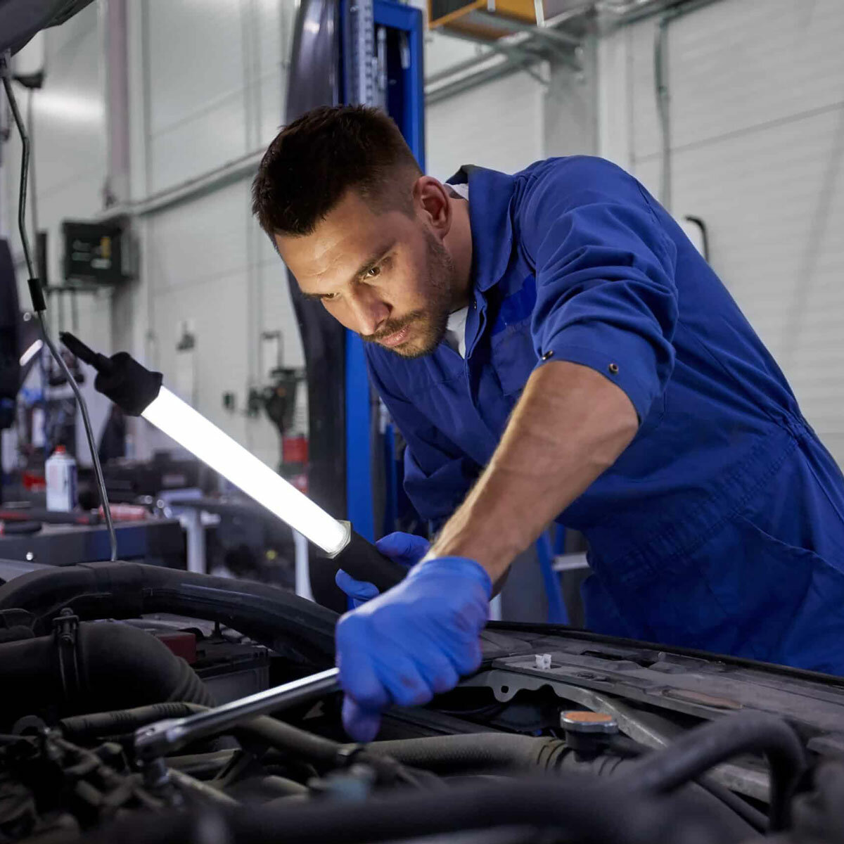 Mechanic using Medicom Vulcan Nitrile Gloves