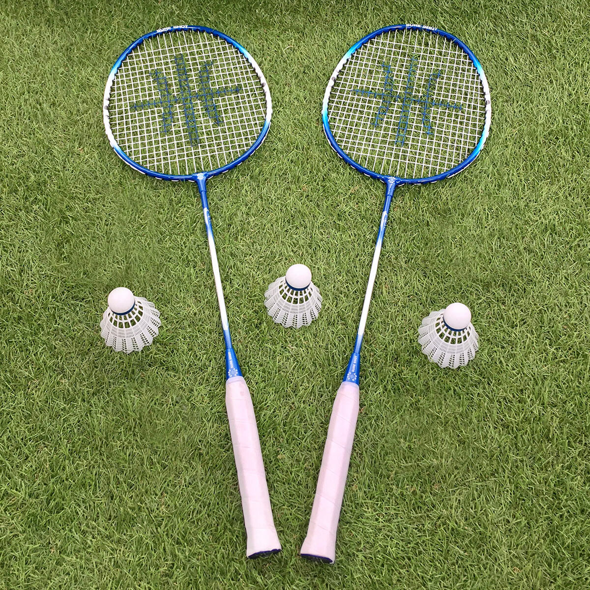 Lifestyle image showing the two included rackets and shuttlecocks Lifestyle image showing the two included rackets and shuttlecocks