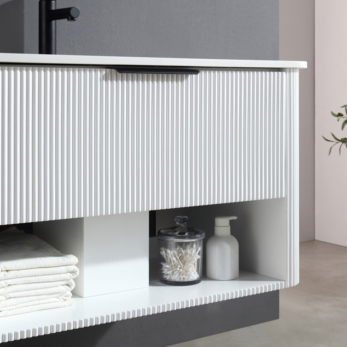 Close up of handle detail of Ove Bella 900mm in White