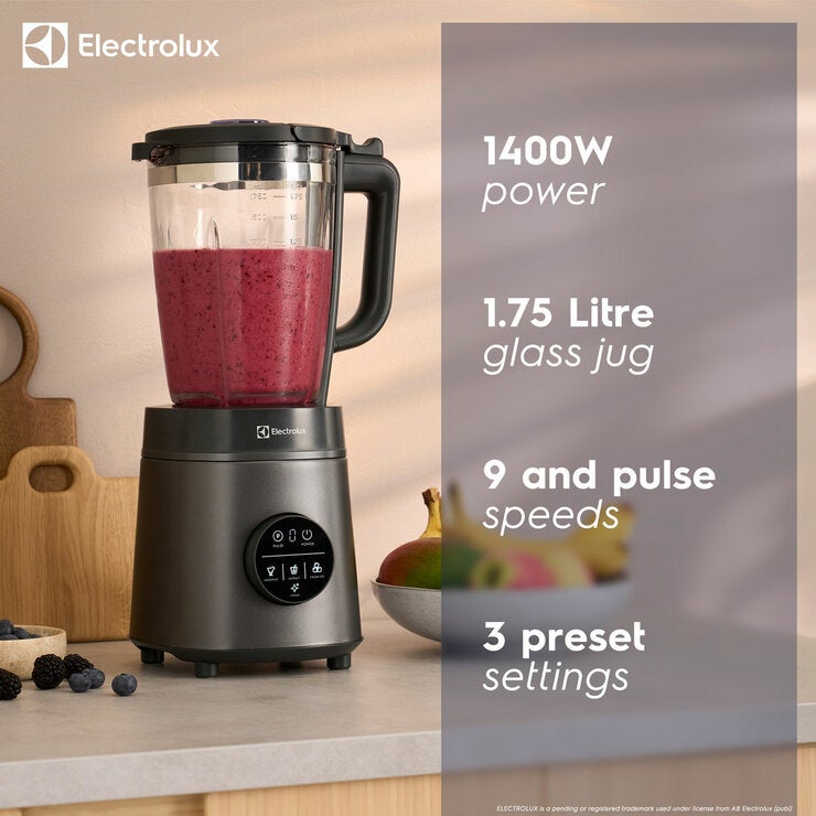 Lifestyle image showing the features of the blender Lifestyle image showing the features of the blender