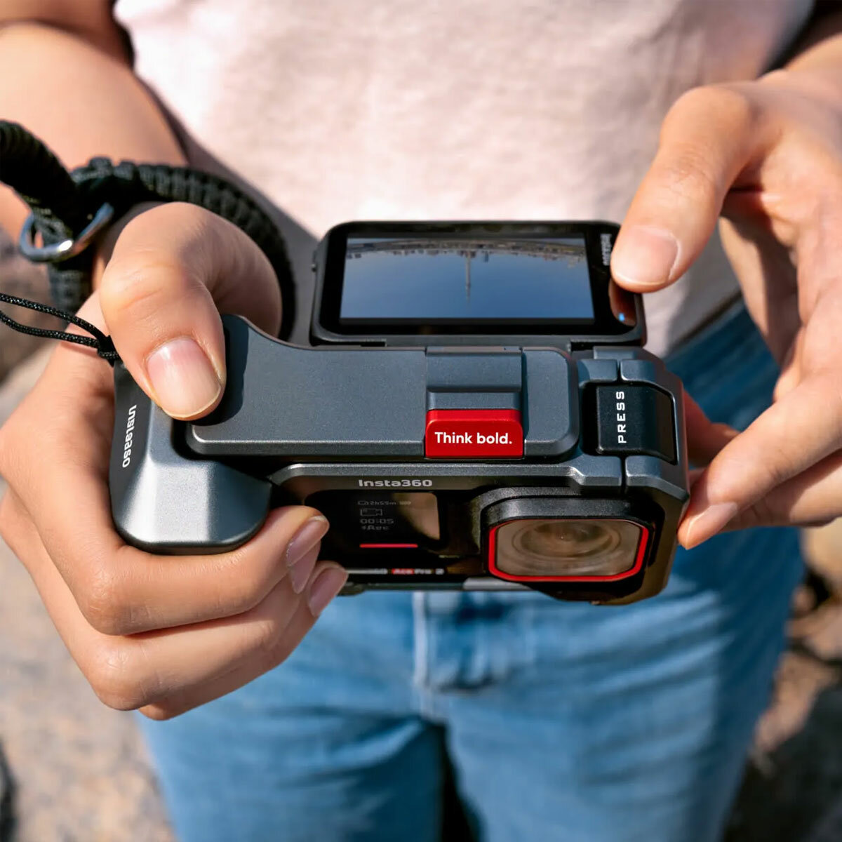 2.5" Flip Touchscreen