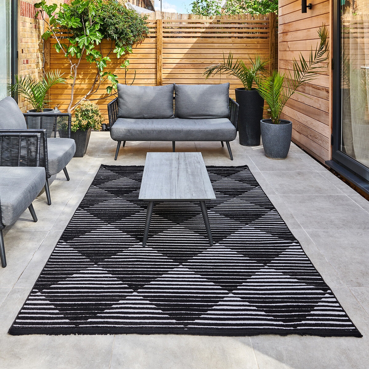 Concept Looms Jazz Black Indoor Outdoor Rug, in 2 Sizes