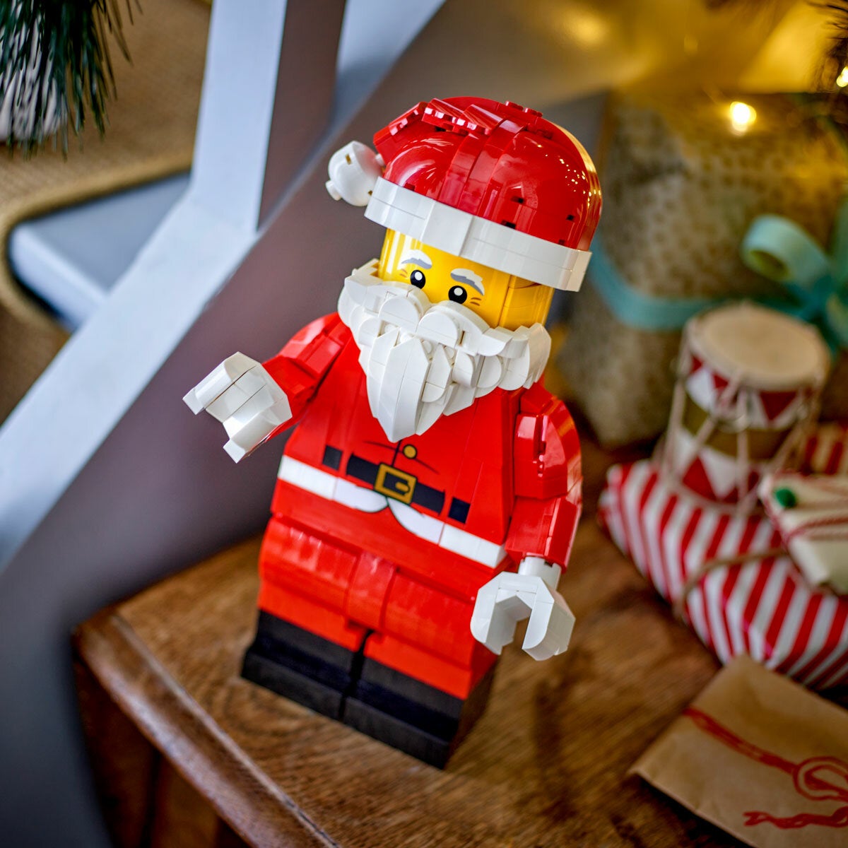 LEGO Iconic Up-Scaled Santa Minifigure - Model 40820 (10+ Years) LEGO Iconic Up-Scaled Santa Minifigure - Model 40820 (10+ Years)