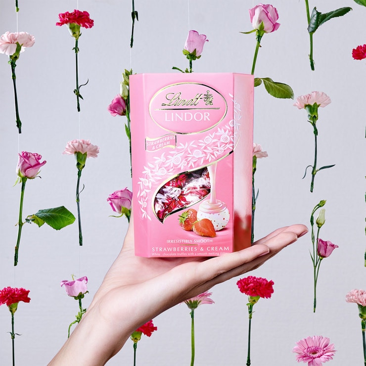 Lindt Lindor Milk Chocolate and Strawberries & Cream Chocolate Truffles, 4 x 200g