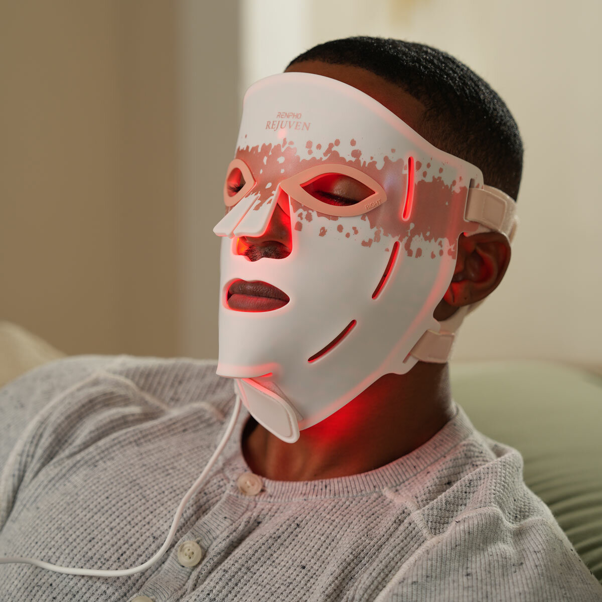 Model using Renpho Artimis Blush Light Mask