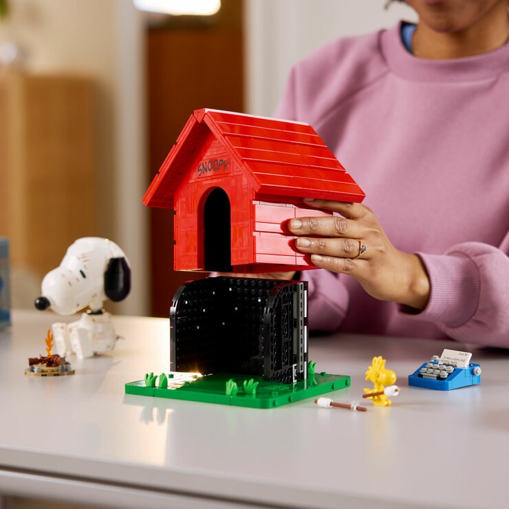 LEGO Ideas Peanuts: Snoopy's Doghouse - Model 21368 (18+ Years) LEGO Ideas Peanuts: Snoopy's Doghouse - Model 21368 (18+ Years)