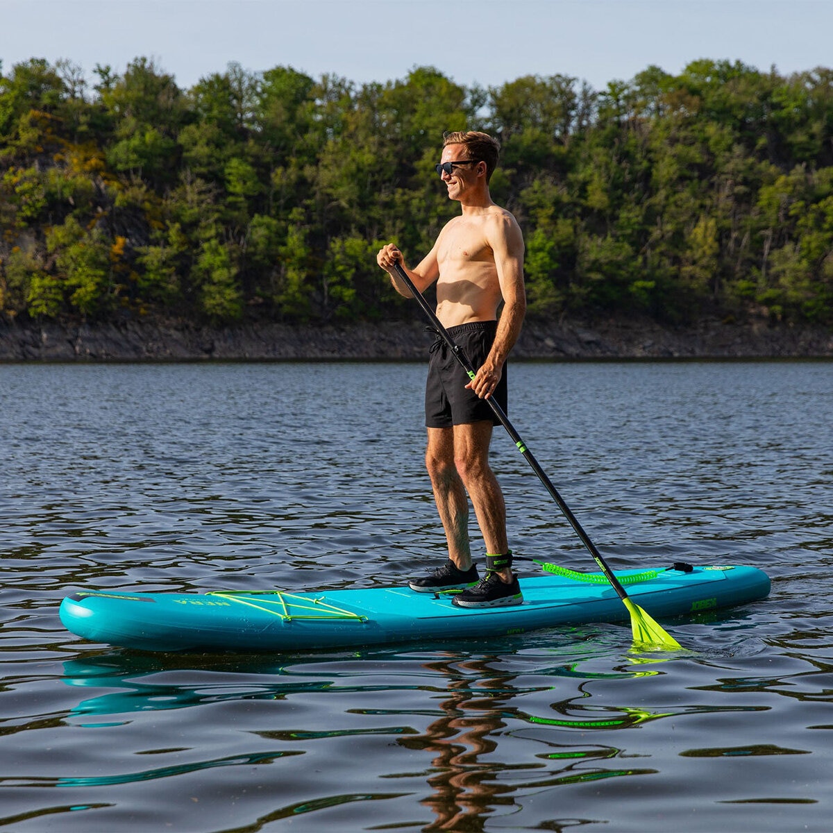 Lifestyle image of a man using the SUP Lifestyle image of a man using the SUP