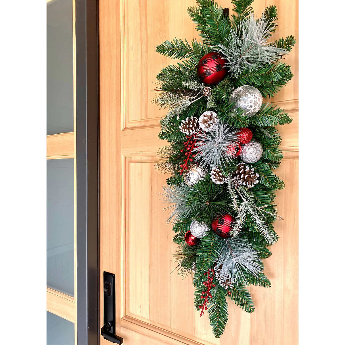 32 Inch (81 cm) Christmas Illuminated Decorated Swag With 20 LED Lights