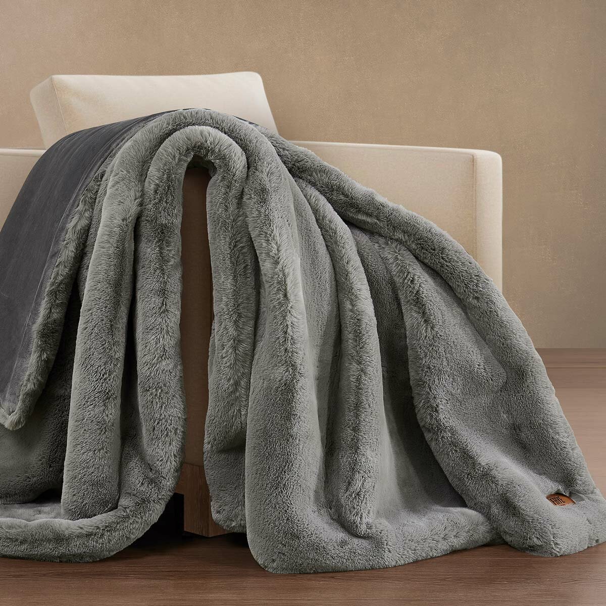 FRYE Luxe Faux Fur Throw in Grey, 152 x 177 cm