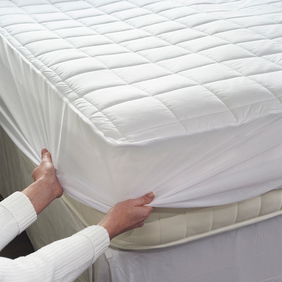 Dreamland Boutique Hotel 200TC Heated Cotton Mattress Protector, King