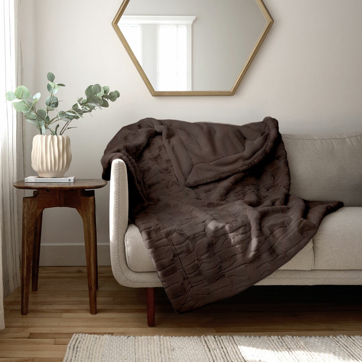 Safdie Luxury Faux Rabbit Fur Throw In 4 Colours, 127 x 178 cm Safdie Luxury Faux Rabbit Fur Throw In 4 Colours, 127 x 178 cm