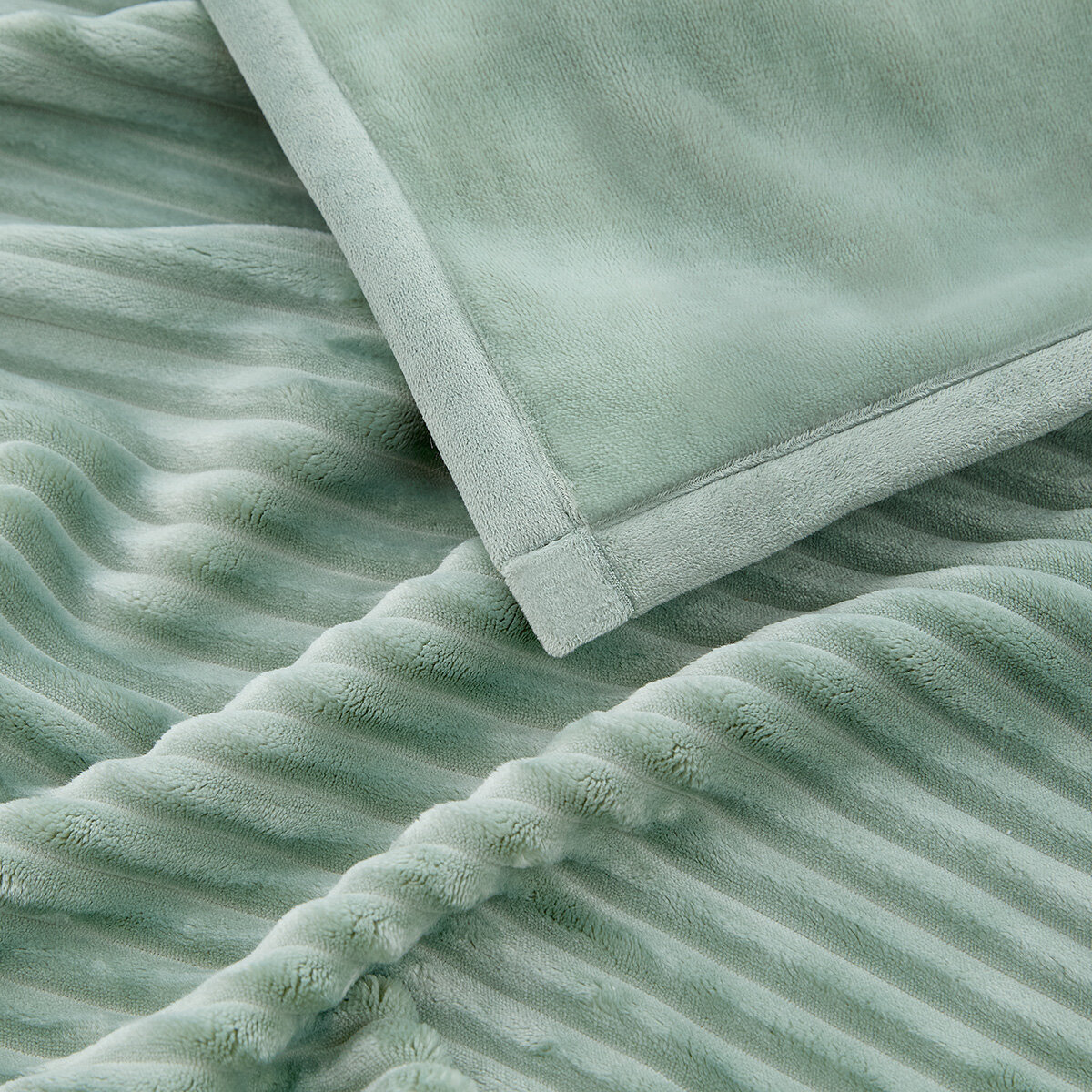 Casual Living Textured Plush Throw in Green, 127 x 177 cm