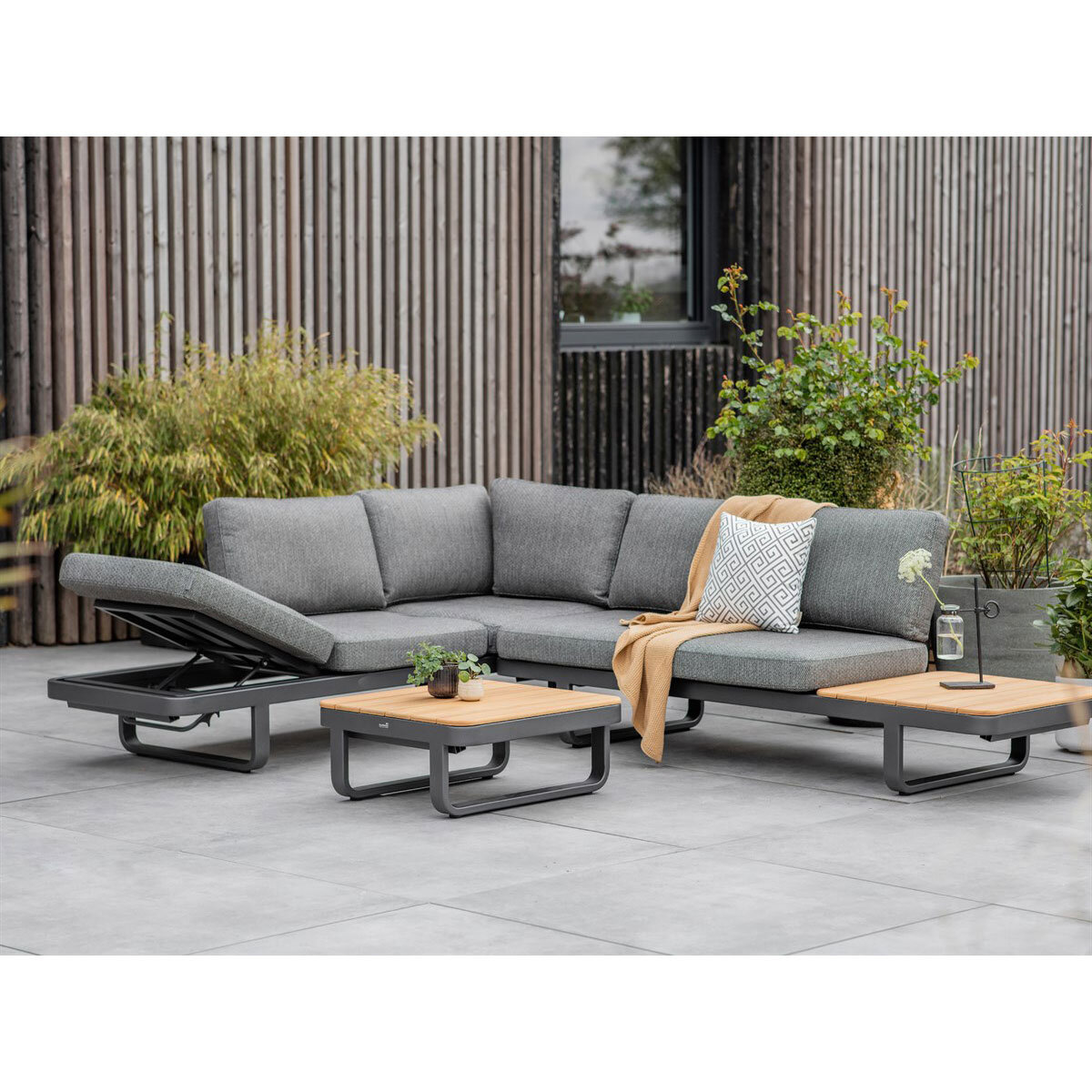 Built in lounger