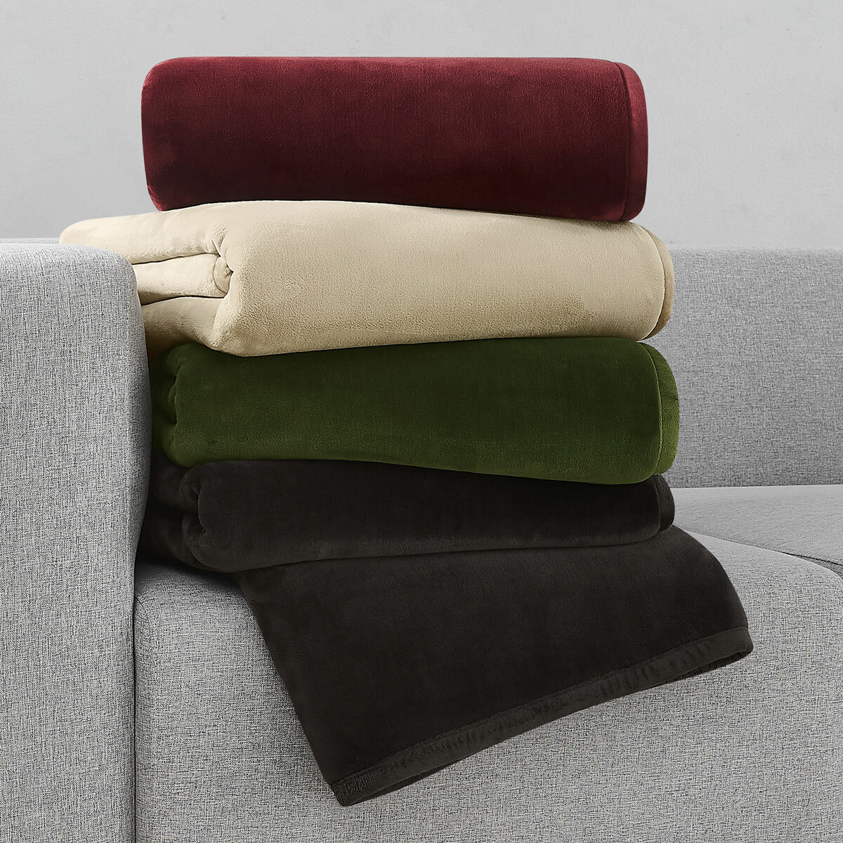 Coco Plush Throw in 4 Colours, 152 x 177 cm Coco Plush Throw in 4 Colours, 152 x 177 cm