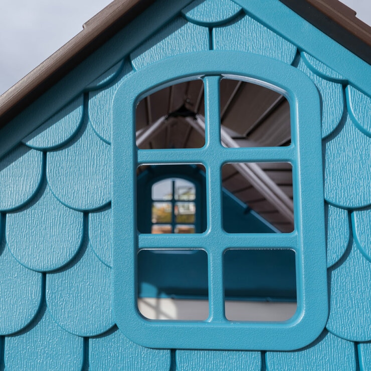 Lifestyle image of the windows at the top of the playhouse