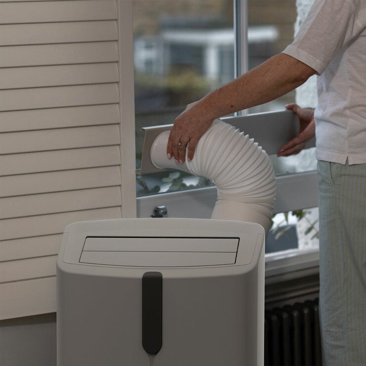 Lifestyle image of air conditioner in bedroom Lifestyle image of air conditioner in bedroom